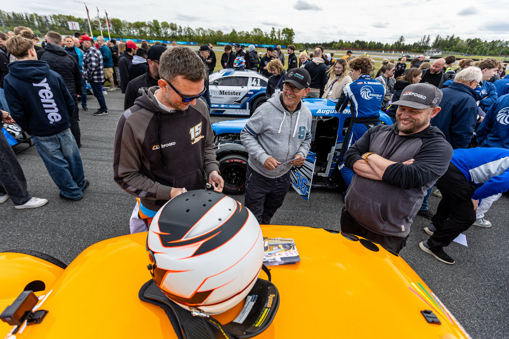 Dennis Ladefoged fanget under et af sæsonens gridshow med autografskrivning
(Foto: Grippo)